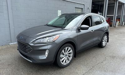 2022 Ford Escape Titanium Fhev