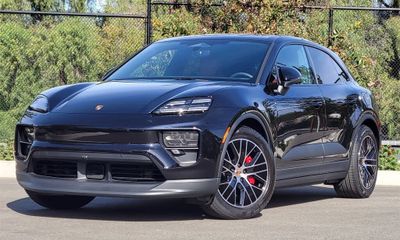 2025 Porsche Macan 4S Electric