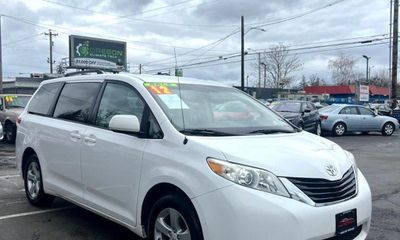 2012 Toyota Sienna LE 8 Passenger