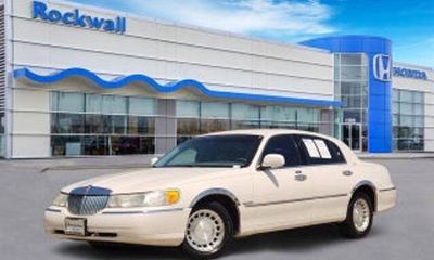 2001 Lincoln Town CAR Signature