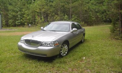 2010 Lincoln Town CAR Signature Limited