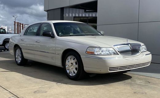 2005 Lincoln Town CAR Signature Limited