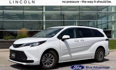 2023 Toyota Sienna LE