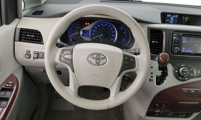 2013 Toyota Sienna XLE 8 Passenger