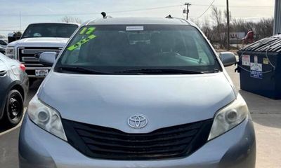 2017 Toyota Sienna LE