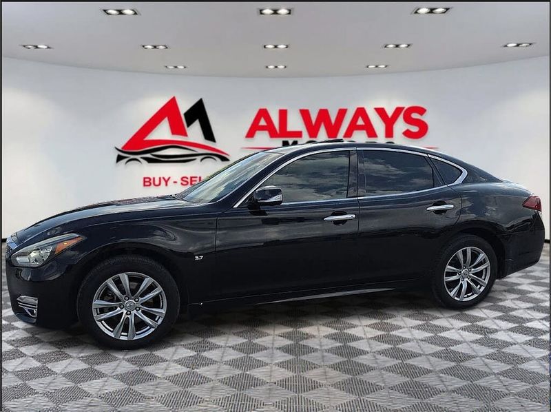2015 Infiniti Q70 — a typically priced live listing