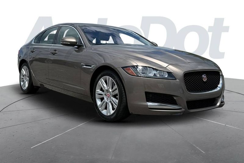 2017 Jaguar XF — a typically priced live listing