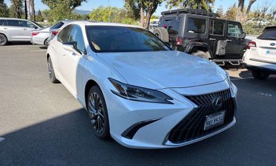 2024 Lexus ES 300H Luxury