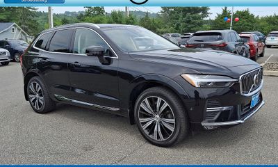 2023 Volvo XC60 Plus Bright