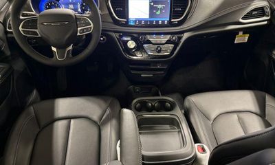 2027 Chrysler Pacifica Select