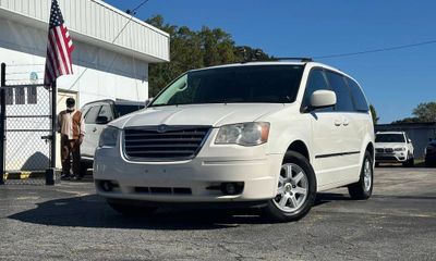 2010 Chrysler Town AND Country RT