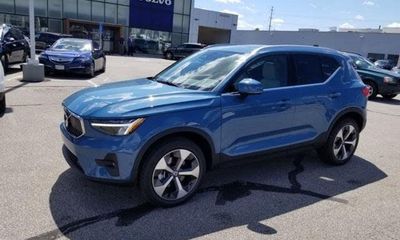 2023 Volvo XC40 Plus Bright
