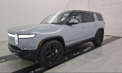 2024 Rivian R1S Adventure