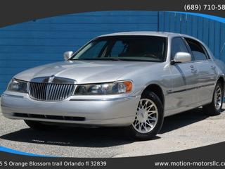 2001 Lincoln Town CAR Signature