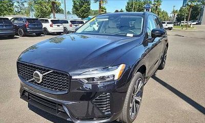 2023 Volvo XC60 Ultimate Dark
