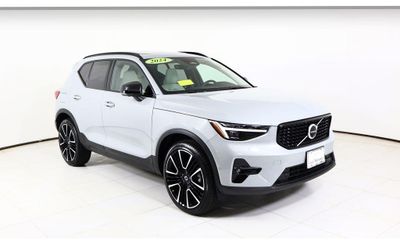 2024 Volvo XC40 Ultimate Dark