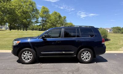 2017 Toyota Land Cruiser VX R