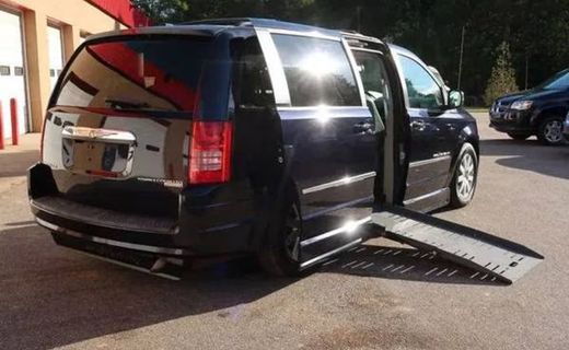 2010 Chrysler Town AND Country RT