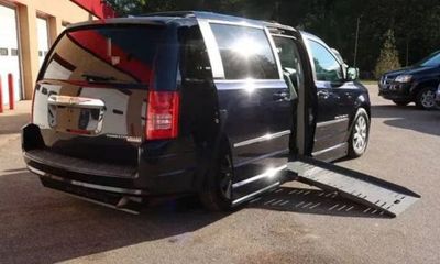 2010 Chrysler Town AND Country RT