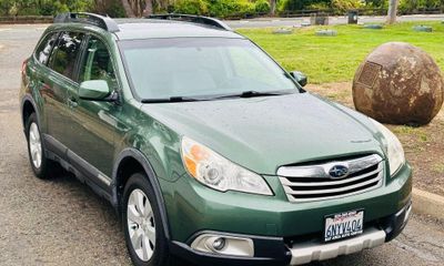 2011 Subaru Outback Limited M R