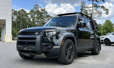 2023 Land Rover Defender 130 SE
