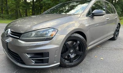 2016 Volkswagen Golf R Base W DCC
