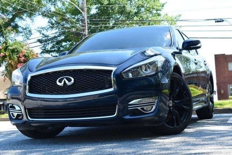 2017 Infiniti Q70L — a typically priced live listing