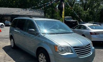 2009 Chrysler Town AND Country LX