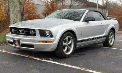 2006 Ford Mustang Deluxe