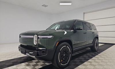 2025 Rivian R1S Adventure
