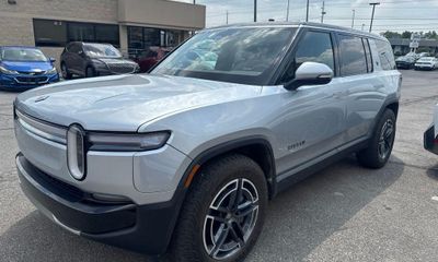 2025 Rivian R1S Adventure