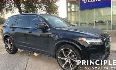 2022 Volvo XC90 Momentum