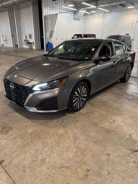 2025 Nissan Altima — a typically priced live listing