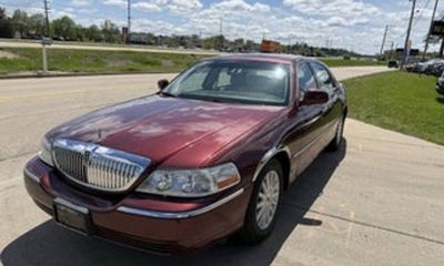2004 Lincoln Town CAR Executive Signature