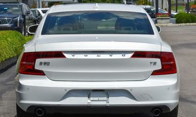 2018 Volvo S90 Momentum