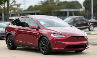2023 Tesla Model X Standard Range
