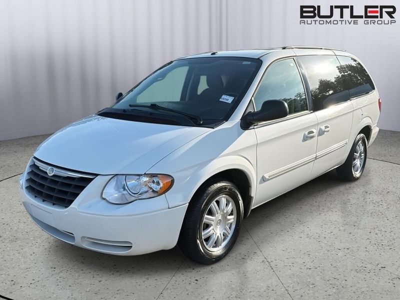 2007 Chrysler Town And Country — a typically priced live listing