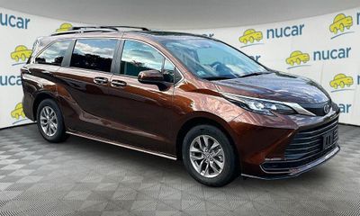 2024 Toyota Sienna LE