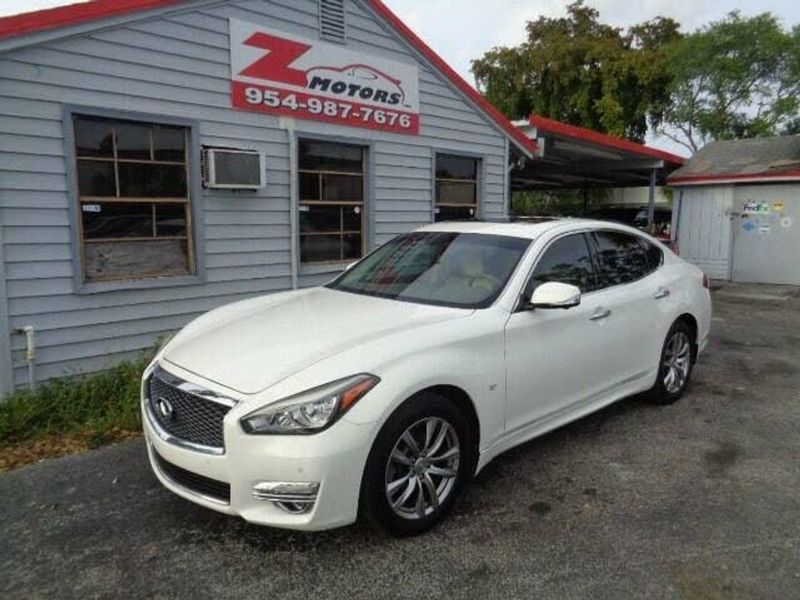2015 Infiniti Q70 — a typically priced live listing