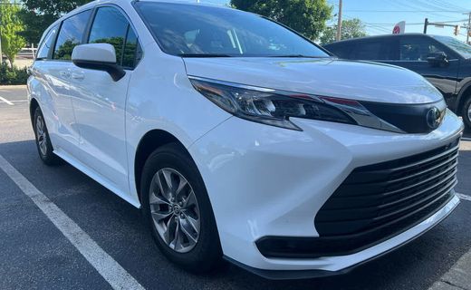 2024 Toyota Sienna LE