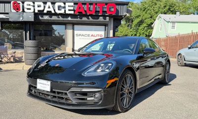 2023 Porsche Panamera 4 Platinum