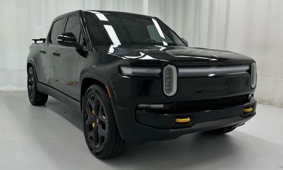 2025 Rivian R1T Premium