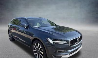 2025 Volvo V90CC Ultra