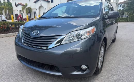 2011 Toyota Sienna XLE 8 Passenger