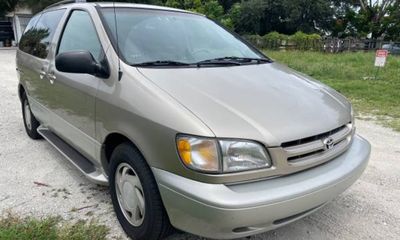 2000 Toyota Sienna LE XLE