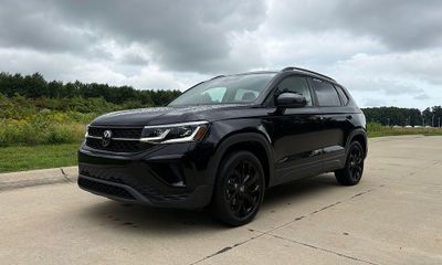 2024 Volkswagen Taos SE Black
