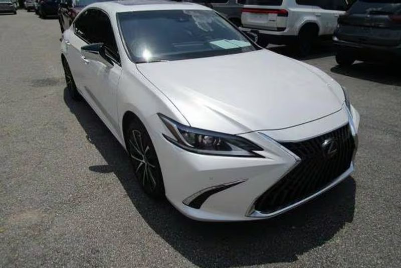 2023 Lexus Es 350 — a typically priced live listing