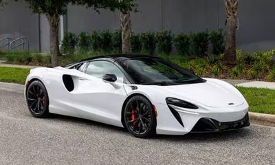 2025 McLaren Artura Spider