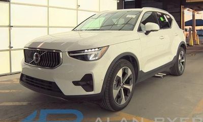 2025 Volvo XC40 Plus Bright
