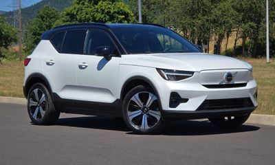 2023 Volvo XC40 Plus Dark